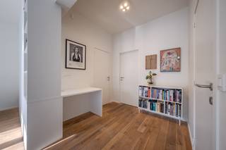 Luxueus afgewerkt, gemeubeld 1-slaapkamer appartement gelegen in een rustige straat in het historische centrum.Indeling: hall met vestiaire en...