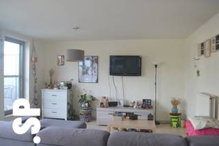 Appartement op de eerste verdieping bestaande uit inkomhal, apart toilet, living (4,40 x 6,60m), open ingerichte keuken (spoelbak, dampkap, kookvuur, koelkast, oven, afwasmachine), ingerichte badkamer (lavabo, douche, ligbad), 2 slaapkamers , groot terras (3,30 x 6,60m), carport, 2 x kelderberging, gemeenschappelijke fietsenstalling en berging. EPC: 127 kWh/m² . Voor bijkomende inlichtingen kan u ons contacteren op het nummer 014/51.95.00.