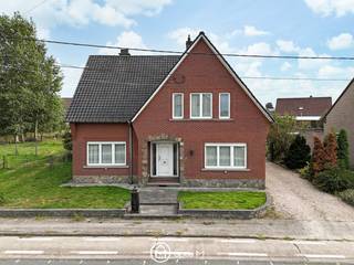 Ben je op zoek naar een woning te koop in Bilzen met veel ruimte en praktische mogelijkheden? Deze woning is gelegen te Eik 25 in Bilzen-Hoeselt. Een interessante woning voor wie graag voldoende woon- en bergruimte binnen handbereik heeft.<br /><br />Via de inkomhal kom je binnen in de woning. Hier bevindt zich de trap naar de eerste verdieping. Verder beschikt het gelijkvloers over een ruime leefruimte met veel lichtinval, een keuken met rechtstreekse toegang naar de tuin, een afzonderlijke eetplaats en badkamer met toilet, handenwasser en bad. Op het gelijkvloers is er ook een ruime slaapkamer een extra troef voor wie graag een kamer beneden heeft. Ze kan uiteraard worden ingericht als bureau, hobbykamer of speelkamer.<br /><br />Op het eerste verdiep bevindt zich de nachthal die toegang geeft tot twee ruime slaapkamers en een kinderkamer. Daarnaast is er via één van de slaapkamers toegang tot de grote zolderruimte. Deze zolderruimte kan nog verder worden ingericht tot slaapkamer of hobbyruimte. <br /><br />Buiten vind je een handige tuinberging met heel wat mogelijkheden voor opslag, tevens is er een handige garage. Ideaal voor wie extra plaats zoekt voor materiaal, fietsen, tuinspullen of andere benodigdheden.<br /><br />De woning is voorzien van een kelder, handig als extra voorraad- en bergruimte.<br /><br /><br /><strong>Troeven van deze woning</strong>
<ul>
<li>4 slaapkamers, waarvan 1 op het gelijkvloers</li>
<li>Ruime leefruimte en aparte eetplaats</li>
<li>Grote zolder die omgebouwd kan worden tot extra slaapkamers of een hobbyruimte</li>
<li>Grote buitenruimte met veel opslagmogelijkheden</li>
<li>Veel ruimte en een praktische indeling</li>
</ul>
<br />Deze gezinswoning te koop in Bilzen-Hoeselt biedt een interessante uitvalsbasis voor wie graag in Bilzen-Hoeselt woont. Je geniet er van de combinatie van een rustige woonomgeving. Winkels, scholen, horeca en andere dagelijkse voorzieningen zijn vlot bereikbaar.<br />Voor wie regelmatig onderweg is, is Bilzen-Hoeselt een aangename locatie dankzij de verbindingen richting onder meer Hasselt, Genk, Tongeren en Maastricht. Zo combineer je wonen in een gemoedelijke omgeving met een goede bereikbaarheid naar de omliggende steden.<br /><br />Wil je weten of deze woning te Eik 25 in Bilzen-Hoeselt bij jou past?<br />Ontdek de ruimtes en mogelijkheden tijdens een persoonlijke rondleiding.<br />Contacteer ons via mariek@optie-m.be of 011 23 11 01 en plan je bezoek.<br /><br />Wil je weten wat jouw eigen woning waard is? Ook daarvoor kan je ons via bovenstaande gegevens contacteren.