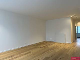 <p><span>Mooi gerenoveerd appartement, drie slaapkamers en terras!</span></p><p><span>*info/bezoek? Stuur een mail vv@clissenimmo.be*</span></p><p><span>Dit ruime appartement (96m²) werd zonet smaakvol gerenoveerd.</span></p><p><span>Indeling: Inkomhal met ingemaakte kasten, afzonderlijk toilet met handenwasser, leefruimte (30m² parketvloer) welke toegang geeft tot het terras aan de voorzijde. De nieuwe keuken is voorzien van alle toestellen (inductiekookplaat, dampkap, combi-oven, vaatwasser en koel-vriescombinatie) en een ontbijttoog. Ruime berging met aansluiting voor wasmachine, drie slaapkamers (13m² - 8,6m² - 8m²) waarvan de grootste slaapkamer toegang geeft aan het achterliggende terras. De badkamer is voorzien van een inloopdouche en dubbel badkamermeubel. Airconditioning en verlichting voorzien!</span></p><p><span>Algemene onkosten: €50/maand voor lift en onderhoud van de gang - eigen meters voor nutsvoorzieningen - beschikbaar per 15-8-2026.</span></p><p><span>Drie maanden huurwaarborg, huurcontract type 9jaar ('3-6-9jaar').</span></p>