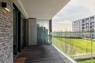 <p><span>Wonen op het Nieuwe Zuid, dat is wonen in een nieuw stuk stad, waar architectuur, groen en stadsleven harmonieus samenkomen. Op wandelafstand van de heraangelegde Scheldekaaien geniet je hier van een unieke woonomgeving met een uitstekende bereikbaarheid, zowel met de wagen, de fiets als het openbaar vervoer.</span></p><p><span> </span></p><p><span>Het appartement bevindt zich op de eerste verdieping van de realisatie ‘Parkzicht’, opgeleverd in 2019. Aangezien het een recent gebouw is, ben je hier verzekerd van een kwalitatieve afwerking en een appartement dat volledig voldoet aan de hedendaagse normen. Een gemeenschappelijk dakterras op de bovenverdieping maakt het plaatje helemaal af.</span></p><p><span> </span></p><p><span>Het instapklare appartement heeft een bewoonbare oppervlakte van 68 m² en biedt een praktische indeling. Een bijzonder pluspunt zijn de twee terrassen: de 2 slaapkamers geven uit op het noord-oost-georiënteerde terras, terwijl je vanuit de leefruimte toegang hebt tot het ruime zuid-west-georiënteerde zonneterras. De open leefkeuken met eiland is uitgerust met alle hedendaags comfort, waaronder een inductiekookplaat, heteluchtoven, vaatwasser en koelkast. Verder beschikt het appartement over een aparte berging, toilet en een badkamer met inloopdouche, handdoekdroger en lavabomeubel.</span></p><p><span> </span></p><p><span>Tot slot is de extra brede autostaanplaats verplicht aan te kopen aan €40.000.</span></p><p><span> </span></p><p><span>Kwalitatief wonen in een nieuw stuk stad omgeven door groen? Mis deze kans niet! Bewoonbare opp. 68 m² ref.: bruto vloeropp. EPC-certificaat. Voor meer info of een gratis schatting surf naar www.hansimmo.be</span></p><p><span> </span></p>