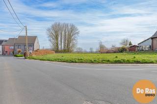 <strong>HAALTERT - Rustig gelegen bouwgrond met open zicht en centrale ligging </strong><br /><br />In een rustige en residentiële buurt te Haaltert bevindt zich dit noord-oost georiënteerde perceel bouwgrond van maar liefst 1.014 m². Een ideale opportuniteit voor wie op zoek is naar een aangename woonomgeving, gecombineerd met een uitstekende, centrale ligging.<br /><br />Dankzij de vlotte verbindingen bereikt u in een mum van tijd omliggende steden en belangrijke invalswegen, terwijl u toch geniet van de rust en het groene karakter van de omgeving.<br /><br />Met een straatbreedte van 16 meter en een diepte van 50 meter aan de linkerzijde en 75 meter aan de rechterzijde biedt dit perceel tal van architecturale mogelijkheden. U heeft alle ruimte om uw droomwoning te realiseren, volledig afgestemd op uw wensen en levensstijl.<br /><br />De grond is gelegen in woongebied met landelijk karakter, wat garant staat voor een harmonieuze combinatie van wonen en groen. Bovendien bevindt het perceel zich in zone A, waardoor het niet overstromingsgevoelig is — een extra troef voor wie zorgeloos wil bouwen.<br /><br />De gunstige oriëntatie zorgt voor een mooie lichtinval doorheen de dag en laat u optimaal genieten van een aangename tuinzone. Achteraan geniet u bovendien van een open zicht op agrarisch gebied, wat een extra gevoel van rust en ruimte creëert.<br /><br />Kortom, een unieke kans voor wie wil bouwen op een topligging waar rust, ruimte en bereikbaarheid perfect samenkomen.<br />Prijs exclusief aansluitkosten.<br />Voor meer informatie of een bezoek ter plaatse kunt u ons steeds telefonisch contacteren op 053/60.65.60.