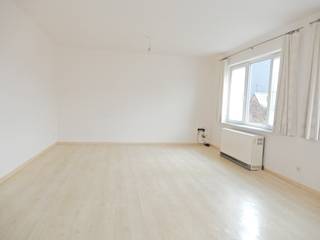 Dichtbij het centrum van Meulebeke kunt u dit instapklaar appartement met terras achteraan terugvinden op de eerste verdieping.<br />De bijhorende achtergelegen garage bereikt u via de inrit naast het gebouw.<br /><br />Indeling: inkomhal - gastentoilet - woonkamer met elektrische accumulatoren - ingerichte keuken - bergruimte - 2 slaapkamers - badkamer met ligbad (mogelijkheid om douchegordijn op te hangen), lavabomeubel en aansluiting voor wasmachine.<br /><br />Algemeen:<br />- EPC 247 - label C<br />- Er worden nieuwe elektrische accumulatoren voorzien<br />- Er wordt nog een nieuwe kookplaat voorzien<br />- Op wandelafstand van diverse faciliteiten<br />- Vrij op heden<br /><br />Huurprijs: € 775/maand.<br />