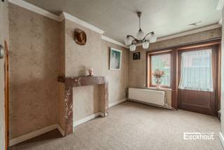 Deze woning bevindt zich in het centrum van Oostende, in een rustige straat, vlakbij diverse winkels, supermarkten, invalswegen en bushaltes.<br />Het huis werd steeds goed onderhouden en is ingedeeld als volgt:<br /> - zeer ruime kelder<br /> - gelijkvloers: inkomhal, salon, eetplaats, ruime leefkeuken met bijkeuken, afzonderlijk toilet, extra bergplaats en terras<br /> - 1e verdiep: badkamer met douche, lavabo en toilet, kleine en grote slaapkamer<br /> - 2e verdiep: 2 slaapkamers, afzonderlijk toilet, douchekamer/extra keuken<br /> - ruime geïsoleerde zolder toegankelijk met vaste zoldertrap.<br /><br />Vraag snel je bezoek aan voor deze woning vol potentieel!