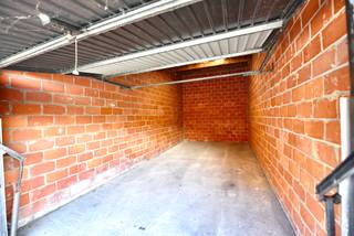 De centrale ligging en de grote vraag op die locatie naar degelijke garages te huur maakt deze eigendom heel attractief voor vastgoedbeleggers die een vaste opbrengst wensen zonder veel gedoe!

De garagebox is voorzien van een poort en voldoende ruim om eventuele rekken in te stallen achteraan de garagebox.

De afmetingen zijn als volgt: 
De poort 
Hoogte: 201 cm

Garage: 
Breedte: 305 cm
Diepte: 607 cm

Indien u graag meer info of een bezoek wenst, bel ons op 09 336 16 15 of mail naar info@vastgoedunicum.be