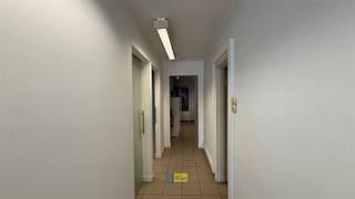 <p>Ontdek deze multifunctionele kantoorruimte in het hart van Wilrijk, ideaal gelegen voor bedrijven die op zoek zijn naar zichtbaarheid en bereikbaarheid. Het pand beslaat een royale 101m² en biedt een moderne en efficiënte indeling om aan al uw zakelijke behoeften te voldoen.</p><p>Bij binnenkomst wordt u verwelkomd in een lichte ontvangstruimte. De neutrale kleuren en tegelvloer zorgen voor een strakke en uitnodigende uitstraling. De kantoorruimte is uitgerust met diverse kamers die kunnen worden aangepast naar uw specifieke wensen, ideaal voor vergaderingen, consultaties of als werkplekken, de muren zijn allemaal tussenwanden en kunnen makkelijk weggenomen worden.</p><p>Het kantoor beschikt over voldoende opbergruimte, met ingebouwde kasten en een aparte opslagruimte, waardoor u altijd kunt rekenen op een nette en georganiseerde werkplek. Daarnaast is er een kitchenette aanwezig voor extra gemak tijdens de werkdag.</p><p>De gevel met grote ramen biedt niet alleen volop natuurlijk licht, maar fungeert ook als een blikvanger voor voorbijgangers, waardoor uw bedrijf extra zichtbaar is. De ligging in een levendige buurt met winkels en eetgelegenheden in de nabij omgeving, maakt dit een gewilde locatie om te vestigen.</p><p>Benieuwd? Maak snel uw afspraak op www.immodelaet.be of op 036440088</p>