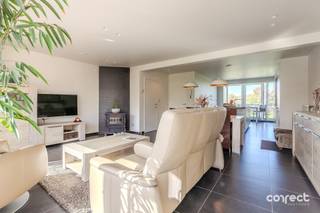 Energiezuinige woning te koop in Nieuwpoort, met uniek zicht op de IJzer.STARTPRIJS: Elk bod boven deze startprijs, wordt voorgelegd aan de eigenaars, die al dan niet kunnen in gaan op dit aanbod.Langs de IJzer in Nieuwpoort vinden we deze energiezuinige woning te koop. Deze unieke woning is uiterst rustig gelegen aan het water, dichtbij zee, winkels en openbaar vervoer, en omringd door groen. De woning werd grotendeels gerenoveerd in 2015 en 2022 en beschikt over een gunstig EPC-label B.Het gelijkvloers bestaat uit een ruime inkom met achterliggend een slaapkamer, bureau of hobbykamer. Verder is er een ruime garage van 32 m² met automatische poort, en ook vóór de woning ligt een ruime aangelegde oprit.De eerste verdieping werd in 2022 volledig vernieuwd en beschikt over een instapklare Dovy-keuken, voorzien van alle toestellen. Daarnaast is er een lichtrijke leefruimte met een uniek zicht over de IJzer en de achterliggende groene omgeving, waar je in alle privacy kunt genieten. Op dit verdiep is ook een wasruimte met toilet, wasmeubel en ingemaakte kasten.De tweede verdieping beschikt over 3 ruime slaapkamers en een volledig uitgeruste badkamer met ligbad, douche, wasmeubel en toilet.Ook is er een volwaardige kelderverdieping met een tweede badkamer en werkatelier. Deze kelder biedt heel wat mogelijkheden en opslagruimte, en geeft toegang tot de afgesloten tuin met 2 mooie terrassen, zodat je op elk uur van de dag kan genieten van de zon.Dankzij de zonnepanelen, thuisbatterij, vernieuwde ramen en dakisolatie geniet deze energiezuinige woning van een gunstig EPC-label B.Een unieke kans om te wonen aan het water, met alle comfort en rust die je zoekt!📞 Contacteer Brecht voor een bezoek: 0499 90 29 79 – brecht@correctvastgoed.be👉 Online schattingstool: https://www.correctvastgoed.be/schatting