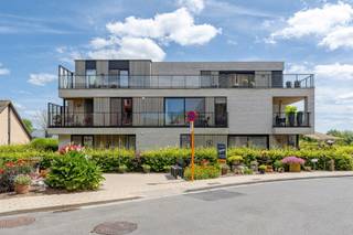 - Rustige ligging (Kerkplein 4)<br />- Ruim en lichtrijk gelijkvloers appartement<br />- Volledig instapklaar met mooie materialen afgewerkt<br />- Volledig uitgeruste keuken<br />- 3 slaapkamers<br />- Badkamer met inloopdouche, ligbad en dubbele wastafel<br />- Berging<br />- Grote, zonnige tuin<br />- Garage<br />- Conforme elektriciteit<br />- 3 zonnepanelen<br />- EPC: 101,3 kW label B (33037-G-2015_125/EP14854/A001/D01/SD003)<br />- Richtprijs: € 375.000