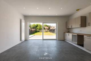Bent u op zoek naar een ruime, energiezuinige en volledig vernieuwde woning op een rustige ligging? Dan is deze prachtige eigendom precies wat u zoekt.<br /><br />De oorspronkelijke woning werd 2 jaar geleden volledig gesloopt en van de grond af opnieuw opgebouwd, waardoor u geniet van alle comfort en technieken van een moderne nieuwbouwwoning.<br />Met een bewoonbare oppervlakte van maar liefst 200 m² biedt deze woning uitzonderlijk veel ruimte voor het hele gezin.<br /><br />De woning beschikt vandaag over 4 volwaardige slaapkamers en 2 moderne badkamers. Daarnaast werd veel aandacht besteed aan energiezuinig en comfortabel wonen dankzij onder meer een ventilatiesysteem, een volledig nieuw verwarmingssysteem, conforme elektriciteit en zonnepanelen.<br /><br />Buiten geniet u van een mooie tuin van 205 m², ideaal om te ontspannen, te spelen of gezellig te tafelen met familie en vrienden.<br /><br />Extra troeven:<br /> - Verschillende parkeerplaatsen vlak voor de woning<br /> - Aangelegd park met speeltuin in de onmiddellijke omgeving<br /> - Gelegen in een aangename en rustige woonwijk<br /> - Slechts 5 minuten wandelen van het centrum van Zelzate<br /> - Instapklaar en afgewerkt met moderne technieken<br /><br />Een ideale gezinswoning voor wie ruimte, comfort en een rustige ligging wil combineren met een vlotte bereikbaarheid en nabijheid van alle voorzieningen.