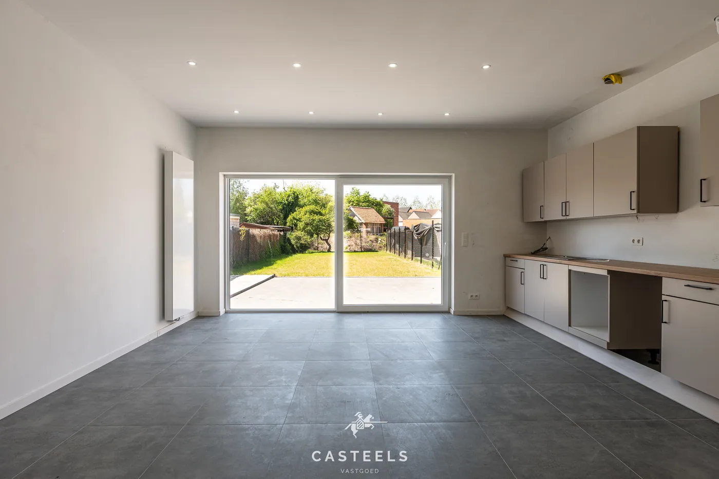 Ruime en instapklare nieuwbouwwoning met zonnige tuin nabij het centrum van Zelzate te koop - foto 2