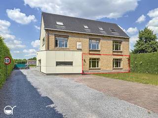 Deze meergezinswoning is rustig gelegen op een perceel van 860 m² en in de directe omgeving van de E40 en R4.Op het gelijkvloers hebben we een...