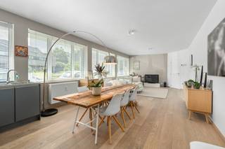 <p>Te koop: instapklaar gelijkvloers appartement in het centrum van Strombeek-Bever, op wandelafstand van scholen, park en openbaar vervoer.</p>
<p> </p>
<p>Dit appartement (bouwjaar 2002) ligt op het gelijkvloers en combineert een centrale ligging met een praktische indeling. De staanplaats en berging zijn inbegrepen in de prijs, wat het extra aantrekkelijk maakt. Bovendien beschikt het over een gezellige stadstuin/terras waar u heerlijk kunt ontspannen. Dankzij de nabijheid van invalswegen bent u snel verbonden met Brussel en de omliggende gemeenten.</p>
<p> </p>
<p>Belangrijkste ruimtes:<br />• Woonkamer met veel lichtinval<br />• Functionele keuken met voldoende opbergruimte<br />• Twee slaapkamers, ideaal voor gezin of koppel<br />• Staanplaats en aparte berging inbegrepen<br />• Stadstuin/terras voor buitenmomenten</p>
<p> </p>
<p>Troeven:<br />• Centrale ligging en instapklaar gelijkvloers<br />• Staanplaats en berging in prijs inbegrepen<br />• Leuke stadstuin/terras</p>
<p> </p>
<p>Neem vandaag nog contact op met uw ERA-makelaar voor een bezoek.</p>
<p> </p>
<p>JOUW DROOMAPPARTEMENT. ZO GEVONDEN!</p>