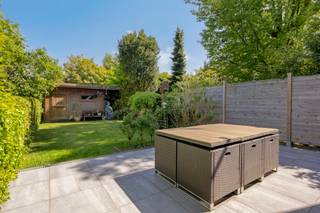 <p>Bent u op zoek naar een <strong>ruime gezinswoning met potentieel</strong>, gelegen op een toplocatie nabij het centrum van Aartselaar? Dan is deze bel-etagewoning zeker een bezoek waard.</p>
<p>Deze solide woning werd doorheen de jaren reeds grondig aangepakt en biedt een sterke basis om verder af te werken naar eigen smaak. Momenteel beschikt de woning over <strong>drie slaapkamers</strong>, met <strong>achter de garage een extra polyvalente ruimte</strong> die perfect kan dienen als vierde slaapkamer, bureau of praktijkruimte. De aansluitingen voor een tweede badkamer zijn hier reeds voorzien.</p>
<p>Belangrijke werken die werden uitgevoerd zijn onder andere het dak, de elektriciteit, riolering, vloer op het gelijkvloers, vals plafond leefruimte, condensatieketel, dakgoot en diverse voorbereidende werken voor screens en rolluiken. Ook de veranda werd deels aangepakt met een screen en vernieuwd glas.<br /><br />Buiten geniet u van een leuke tuin met vernieuwd terras en een praktische tuinberging. Vooraan de woning bevindt zich bovendien een handige oprit met plaats voor twee wagens.</p>
<p>Enkele afwerkingen dienen nog te gebeuren, waaronder de inrichting en afwerking van de polyvalente ruimte achteraan, de ramen op de tweede verdieping die nog voorzien zijn van enkel glas en de renovatie van de badkamer.</p>
<p>Dankzij de centrale ligging nabij winkels, scholen, openbaar vervoer en belangrijke invalswegen combineert deze woning ruimte, mogelijkheden en een uitstekende bereikbaarheid.</p>
<p>Interesse? Contacteer ons gerust voor een bezoek of meer informatie.</p>