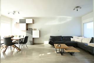 Ontdek deze leuke, gerenoveerde open bebouwing in het rustige Leffinge. <br />Deze charmante woning met drie slaapkamers biedt alles wat u nodig heeft om comfortabel en in een eigentijdse stijl te wonen. <br />Met een grondoppervlakte van maar liefst 553 m² en een volledig nieuw gebouwd bijhuis, geniet u optimaal van de tuin.<br />Dit is ideaal voor ontspanning of het organiseren van gezellige barbecues met familie en vrienden. <br />De zonnige tuin bevindt zich voornamelijk naast de woning en nodigt uit tot het 'buitenleven' tijdens de prachtige zomerdagen of de gezellige winteravonden.<br />Bovendien is er een oprit en een garage aanwezig, perfect voor het veilig stallen van uw wagen en extra opbergruimte. <br />Deze gerenoveerde, instapklare open bebouwing werd vooral esthetisch onder handen genomen. <br />De woning ligt in een rustige en kindvriendelijke buurt, vlakbij alle nodige voorzieningen, scholen en op een boogscheut van Middelkerke centrum.<br />Wilt u uw gezin een warme, gezellige thuis bieden in een prachtige omgeving? Dan is deze woning uw perfecte match. <br /><br />Neem vandaag nog contact op voor een bezichtiging en laat u verrassen door de kwaliteiten van deze unieke aanbieding!<br />STARTPRIJS: Elk schriftelijk bod wordt besproken met de eigenaars die het voorstel al dan niet kunnen aanvaarden.<br /><br />Voor meer informatie mail kris.bauwens@albert.immo of bel 0470/51 04 09