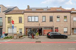 Op zoek naar een handelspand te koop in Harelbeke?<br /><br />Ontdek dit recent opgefriste pand aan de Boterpotstraat 9, met een bruikbare oppervlakte van 181 m² en EPC-label C.<br /><br />De ruime etalage aan de straatzijde brengt uw zaak in beeld en zorgt voor een uitnodigende uitstraling. Binnen beschikt het pand over aansluitende handelsruimtes, met plaats voor een winkelgedeelte, showroom of atelier, aangevuld met praktische opslagruimte. De lichtinval via de etalage en de lichtstraat draagt bij aan een aangename werkomgeving.<br /><br />Dit commerciële pand combineert een goede ligging in Harelbeke (mobiscore 9) met een verzorgde uitstraling en ruimte om uw eigen zaak vorm te geven.<br /><br />Interesse in dit handelspand aan de Boterpotstraat 9? Neem contact op voor meer informatie of een bezoek ter plaatse.<br /><br />Benieuwd naar dit pand of een andere eigendom? www.coventa.be – 051 222 051
