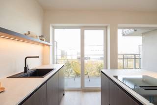 Locatie:
Dit appartement aan de Borsbeeksebrug in Berchem geniet van een centrale en vlot bereikbare ligging. U woont hier op wandelafstand van Berchem station en verschillende tram en buslijnen. Ook Te Boelaarpark bevindt zich in de buurt, net als winkels en de stad. Dankzij de nabijheid van belangrijke verbindingswegen combineert deze ligging comfort, mobiliteit en een aangename woonomgeving.
Indeling:
U betreedt het appartement via de inkomhal die uitgeeft op een ruime en lichtrijke leefruimte met veel zoninval. De vele raampartijen zorgen voor veel natuurlijke lichtinval in de leefruimtes. De natuurlijke geoliede eiken parketvloer loopt stijlvol doorheen het volledige appartement. De keuken is hoogwaardig afgewerkt en uitgerust met inductiekookplaat, vaatwasser, ijskast, combi oven en een werkblad in keramische steen. Verder beschikt het appartement over 2 slaapkamers, een badkamer en 2 terrassen die het wooncomfort extra versterken. Er is bovendien een aparte voorziening voor wasmachine en droogkast.
Berging: ruime kelderberging.
Fietsenstalling: aanwezig in het gebouw.
Troeven:
✓ Energiezuinig appartement met EPC A.
✓ Volledig hoogwaardig gerenoveerd.
✓ High end led verlichting inbegrepen.
✓ Twee terrassen
Technische gegevens:
Het appartement is uitgerust met een veiligheidsdeur en nieuwe ramen. De sanitaire en elektrische leidingen werden vernieuwd, net als de cv leidingen en radiatoren. De high end led verlichting is inbegrepen en geniet van 5 jaar garantie. De keuken wordt aangeboden met garanties op kasten en toestellen.
Extra:
De keuken wordt aangeboden met garanties op kasten en toestellen en ook de verlichting is inbegrepen.
Renovatie plicht niet van toepassing
Stedenbouw: Wg
Benieuwd naar de waarde van je woning? Vraag een gratis schatting aan via lex@bauwensvastgoed.be