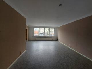 <p><span><span>Appartement op de 1ste verdieping met 2 slaapkamers, terras en garage.</span></span><br /><br /><span><span>Het appartement is rustig gelegen, nabij het centrum van Brasschaat, winkels, scholen, openbaar vervoer en heeft de volgende indeling: </span></span><br /><br /><span><span>Inkomhal met vestiaire, vooraan een zeer grote leefruimte met aansluitend de gesloten keuken. Deze beschikt over een ingebouwde oven, afwasmachine, inductie kookplaat en dampkap. </span></span><br /><span><span>De badkamer is voorzien van een ligbad en lavabo meubel.</span></span><br /><span><span>Verder zijn er nog 2 grote slaapkamers waarvan 1 met terras . Apart toilet en grote berging.</span></span></p><p><span><span>Geen lift. Vrij vanaf 01/09/2026.</span></span><br /><br /><span><span>Pluspunten: </span></span><br /><span><span>- Gunstige ligging nabij centrum van Brasschaat met toch een groen uitzicht.</span></span><br /><span><span>- Individuele meters voor gas, elektriciteit en water.</span></span><br /><span><span>- Terras en garagebox aanwezig.</span></span><br /><span><span>- Lage gemeenschappelijke kosten.</span></span></p>