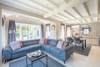 Handelszaak met riante woonst te Vroenhoven, Burgemeester Marresbaan 1.Gelegen op een commercieel zeer gunstige locatie. Het volledige gebouw biedt...