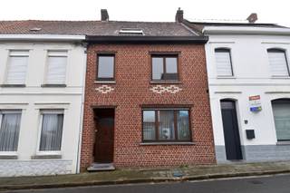 In een aangename, rustige zijstraat van Aalbeke (Kortrijk) vinden we deze verzorgde en verrassend ruime woning terug.<br />Dankzij de centrale ligging geniet je van een vlotte verbinding naar winkels, openbaar vervoer, scholen en belangrijke invalswegen, terwijl je toch heerlijk rustig woont.<br /><br />Indeling als volgt:<br />Bij het binnenkomen word je verwelkomd in de praktische inkomhal met berging, perfect geschikt om fietsen, jassen en schoenen netjes op te bergen.<br />Aansluitend betreed je de gezellige leefruimte, bestaande uit een sfeervolle zithoek, een eetplaats en een volledig geïnstalleerde keuken met ontbijthoek.<br /><br />Op het gelijkvloers bevinden zich eveneens de badkamer met douche, lavabo en toilet, én een eerste slaapkamer, wat deze woning uiterst geschikt maakt voor gelijkvloers wonen. Apart gastentoilet is ook aanwezig. Handige wasplaats met tal van extra opbergmogelijkheden maakt het gelijkvloers compleet.<br /><br />Op de eerste verdieping vinden we 2 volwaardige slaapkamers.<br />De ruime zolder biedt bovendien de mogelijkheid om extra kamers te creëren.<br /><br />De Oostgerichte tuin is een waar pluspunt. Netjes onderhouden, omgeven door groen en extra privacy dankzij de hoge bomen op het aanpalend perceel.<br />Achteraan bevindt zich een ruim tuinhuis, ideaal voor wie graag tuinmateriaal of hobbyspullen ordentelijk wil opbergen.<br /><br />Conforme elektriciteit & volledig asbestvrij!<br />Kortom, zeker een bezoek waard!<br /><br />Onze ref. DEV4863