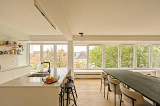 Op één van de mooiste pleinen van Kortrijk, het President Rooseveltplein, vinden we dit instapklaar, gerenoveerde appartement op de 5de...