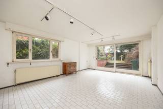 Gelegen aan de prestigieuze Jan Van Rijswijcklaan, binnen de singel, biedt dit gelijkvloers een unieke kans!Nabij het bruisende Zuid, met tal van...