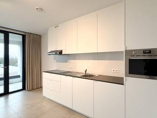 Dit appartement is centraal gelegen in Melsele. <br /><br />Alle ruimtes zijn aangepast naar makkelijke toegankelijkheid door o.a. ruime gang met lift, bredere deuropeningen, geen niveauverschillen,...<br /><br />Inrichting: inkomhal, de leefruimte en maatkeuken (met vaatwasser) lopen over in één geheel, berging, zonnige terras, één slaapkamer, badkamer voorzien van een inloopdouche, toilet en lavabo.<br /><br />Bovendien is alles zeer energiezuinig gebouwd omdat het appartement voorzien is van vloerverwarming (én koeling), warmtepomp,...<br /><br />Vrij: te bespreken<br /><br />Interesse? Contacteer ons via info@immo-jet.be of 03 775 44 10