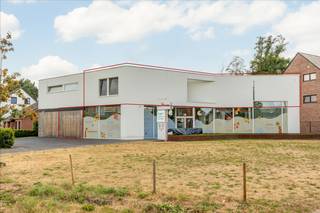 TE KOOP MET PRE-VIEW: enkel op afspraak.<br /><br />Dit instapklare appartement uit 2021 geniet van een uitstekende ligging nabij het centrum van Oostmalle. Dankzij de moderne afwerking, de aangename lichtinval en het mooie uitzicht op groen biedt dit appartement een bijzonder comfortabele woonomgeving.<br /><br />INDELING: <br />Bij het binnenkomen betreedt u de inkomhal, die toegang geeft tot de ruime en lichtrijke leefruimte met volledig geïnstalleerde open keuken. De grote raampartijen zorgen voor een aangename hoeveelheid natuurlijk licht en bieden toegang tot het terras waar u kan genieten van een mooi uitzicht op de groene omgeving.<br /><br />Via de hal bereikt u verder het aparte gastentoilet, de badkamer met inloopdouche en dubbele lavabo en twee ruime slaapkamers.<br /><br />Daarnaast geniet het appartement van tal van praktische extra’s, waaronder een veiligheidsdeur/branddeur en vliegenramen in alle ruimtes. Er is eveneens een zeer ruime inpandige garagebox met hoge plafonds, rechtstreeks toegankelijk via de hal, en een riante privékelderberging. De kelderberging is inbegrepen in de prijs. De inpandige garagebox is verplicht mee aan te kopen voor €25.000.<br /><br />Verder kan u gebruikmaken van de gemeenschappelijke tuin en een praktische fietsenberging met voldoende stopcontacten, waardoor ook elektrische fietsen gemakkelijk kunnen worden gestald en opgeladen. Aan de zijgevel is bovendien een kraantje voorzien dat aangesloten is op de regenwaterput.<br /><br />Een ideaal appartement voor wie modern wooncomfort wil combineren met een centrale ligging nabij het centrum van Oostmalle.<br /><br />BIJZONDERHEDEN: <br />- Goede locatie<br />- Gunstig EPC<br />- Inpandige garagebox verplicht bij aan te kopen van 25.000 euro<br />- Terras met zicht op het groen<br />- Ventilatie type D<br />- 6 zonnepanelen<br /><br />Voor meer info of een bezoek ter plaatse kan u vrijblijvend contact opnemen met Lieselotte op 03.227.58.58 of lieselotte@reds.be.