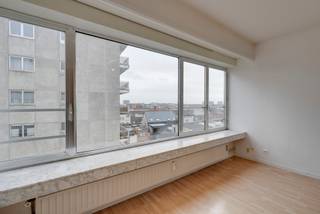 <p><strong>Compact wonen met city vibes</strong></p>
<p><strong>Welkom in hartje Antwerpen, waar alles dichtbij is en de stad je favoriete buur is. Deze studio ligt op de Turnhoutsebaan, slim verscholen in een zijstraatje. Dat betekent: De Roma om de hoek, koffie bij Butcher’s Coffee, Zurenborg op wandelafstand en vlotte invalswegen binnen handbereik. Hier woon je midden in de dynamiek van 2140, met alles wat je nodig hebt op een paar minuten van je voordeur. Deze studio van 48 m² ligt op een zesde verdieping en is er eentje voor mensen met visie. Een plek waar je niet gewoon intrekt, maar waar je je eigen verhaal kan beginnen schrijven. Benieuwd? Kom binnen…</strong></p>
<p> </p>
<p><strong>De inkom: klein, slim en goed doordacht</strong></p>
<p>Je komt binnen in een knus inkomhalletje met ingemaakte kasten. Jassen, schoenen, poetsgerief: alles krijgt hier netjes zijn plaats. Compact, maar efficiënt - en dat zet meteen de toon voor de rest van het appartement.</p>
<p> </p>
<p><strong>De leefruimte: licht in overvloed en ruimte om te spelen</strong></p>
<p>De living is verrassend ruim en baadt in daglicht dankzij de ramen die over de volledige breedte lopen. Dit is zo’n ruimte waar je makkelijk een gezellige zithoek combineert met een slaaphoek, zonder dat het ooit vol of rommelig aanvoelt. Het licht doet hier al het werk en geeft de studio een open, luchtig karakter. Het uitzicht kijkt uit op een gebouw, maar daarnaast is er ook open zicht, wat zorgt voor ademruimte en extra lichtinval. Op de zesde verdieping voel je bovendien net dat nodige tikkeltje afstand van de straat.</p>
<p> </p>
<p><strong>De keuken: apart en klaar voor een nieuw hoofdstuk</strong></p>
<p>Aan de rechterkant vind je de aparte keuken, die wel wat liefde kan gebruiken. Tijdens de shoot zetten we er niet voor niets een gereedschapskist neer… Dit is een plek waar je je eigen keuzes kan maken en je eigen stijl kan binnenbrengen.</p>
<p> </p>
<p><strong>De badkamer: compact en functioneel</strong></p>
<p>De badkamer is compact en praktisch, met een douche, lavabo en toilet. Alles wat je nodig hebt, netjes bij elkaar.</p>
<p> </p>
<p><strong>Extra’s: praktisch wonen in de stad</strong></p>
<p>Het gebouw is groot, de verdieping hoog, en de ligging midden in Antwerpen maakt dit een ideale studio voor wie centraal wil wonen of investeren met oog op de toekomst. En plus, er is een kelderberging aanwezig!<br /><br />Wie dat wil, kan een autostaanplaats aankopen aan €27.000: een absolute meerwaarde op deze locatie. Het gebouw is groot, de verdieping hoog, en de ligging midden in Antwerpen maakt dit een ideale studio voor wie centraal wil wonen of investeren met oog op de toekomst. En plus, er is een kelderberging aanwezig!</p>
<p>Oftewel: 48 m² op een toplocatie, met een grote leefruimte, veel licht en de kans om er helemaal jouw plek van te maken.</p>
<p> </p>
<p><strong>Verliefd? Info@ugly.be</strong></p>