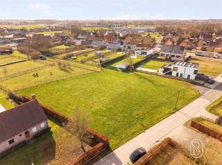 Bent u op zoek naar een uitstekend gelegen bouwgrond voor de realisatie van uw droomwoning? Dan is dit perceel van 718 m² in Deerlijk een unieke opportuniteit.Deze bouwgrond is gelegen in de gegeerde omgeving van Belgiek, met een uitstekende bereikbaarheid en een vlotte verbinding naar de belangrijkste invalswegen. Dankzij de nabijheid van de E17, het centrum van Deerlijk en Waregem geniet u van een ideale combinatie van rust, bereikbaarheid en wooncomfort.Troeven van deze bouwgrond:✔ Perceeloppervlakte van 718 m²✔ Gelegen op een uitstekende locatie in Deerlijk (Belgiek)✔ Vlotte verbinding met de autosnelweg E17✔ Nabij het centrum van Deerlijk en Waregem✔ Scholen, winkels en voorzieningen op wandelafstand✔ Geen bouwverplichting✔ Ideaal voor zowel eigen bewoning als investeringExtra mogelijkheid:Er is tevens de mogelijkheid om een tweede bouwgrond van dezelfde oppervlakte aan te kopen, ideaal voor projectontwikkeling, familieleden of investeerders.Interesse?Contacteer Immo Beguin voor meer informatie of een bezoek ter plaatse via arne@immobeguin.be.