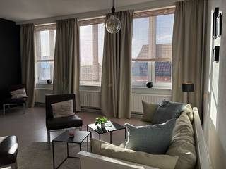 Super centraal gelegen appartement (1961) te koop in hartje Herentals (Collegestraat). Op wandelafstand van supermarkten, winkelstraten, station, scholen, ... en vlakbij alle belangrijke autostrades, regionale invalswegen en fietsostrades. Op een boogscheut van een groene, bosrijke regio en het idyllische Kempische platteland.<br /><br />Inkom op de tweede etage via een gezellige en lichtrijke living. Lange gang met toegang tot Eggo keuken (ingebouwde vaatwasser, heteluchtoven, inductiekookplaat). Aanpalend terras zonder vis-à-vis met zicht op groen en vlakbij de klanken van de beiaard. Compacte praktische badkamer, rustige slaapkamer en extra kamer die dienst kan doen als bureel, dressing, wasplaats, ... Het appartement is instapklaar en meteen beschikbaar.<br /><br />Lage vaste en gemeenschappelijke kosten. Uitstekende medebewoners en gezellige sfeer. Ideaal startersappartement of slimme uitvalsbasis richting centrumsteden als Antwerpen, Turnhout, Mechelen, Hasselt ... De bruikbare vloeroppervlakte bedraagt 86 m2, energielabel F (09/12/2019) en KI 645 euro.<br /><br />Geen immokantoren! Bezichtiging na afspraak.