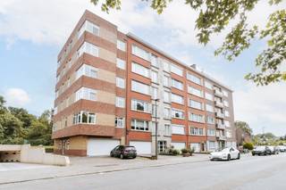 <p>Op een centrale ligging in Wilrijk vinden we dit lichtrijke en instapklare appartement met een bewoonbare oppervlakte van maar liefst <strong>107 m². </strong>Dankzij de gunstige ligging geniet je hier van een vlotte bereikbaarheid, met winkels, openbaar vervoer en belangrijke invalswegen vlakbij.</p><p><br /></p><p>Bij het betreden van het appartement kom je in de inkomhal die toegang geeft tot de verschillende ruimtes. De leefruimte is aangenaam ruim en baadt in natuurlijk licht, wat meteen zorgt voor een open en gezellig gevoel. Aansluitend bevindt zich de keuken, praktisch ingericht en voorzien van alle nodige comfort.</p><p><br /></p><p>Verder beschikt het appartement over 2 volwaardige kamers die flexibel kunnen ingericht worden als slaapkamer, bureau of hobbyruimte. De badkamer is functioneel en het appartement biedt bovendien voldoende praktische opbergruimte.</p><p><br /></p><p><strong>Troeven</strong>: zeer ruim appartement - gunstig EPC label A - nieuwe CV-ketel 2022 - elektriciteit is conform.</p>