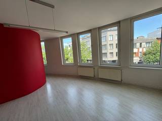 Top gelegen appartement met terras met 2 slaapkamers en ruim terras. Het appartement is gelegen op een absolute toplocatie op het bruisende Antwerpse Zuid.<br /><br />Indeling:<br />Inkomhal +/- 4 m² laminaat.<br />Leefruimte: +/- 20 m² laminaat.<br />Keuken: +/- 13 m² volledig ingericht, vaatwasmachine, frigo, kasten, spoeltafel, dampkap, laminaat.<br />Slaapkamer 1: +/- 25 m² laminaat.<br />Badkamer : +/- 5 m² tegels, lavabo, douche.<br />Leefruimte: +/- 20 m², laminaat.<br />Slaapkamer 2: +/- 12 m².<br />Veranda: +/- 25 m².<br />Terras: +/- 40 m² op houten planken.<br /><br />Algemene onkosten: € 30 per maand voor het water.<br />Kan maar voor 1 jaar gehuurd worden.