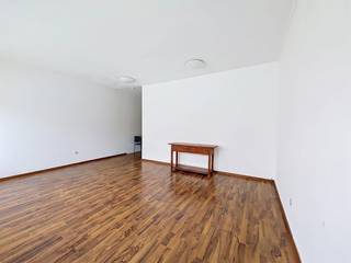 Ben je op zoek naar de ideale locatie voor jouw zaak, praktijk of kantoor? Dit compacte en instapklare handelspand van ca. 41 m² combineert een uitstekende ligging met maximaal comfort.<br /><br />Het pand is praktisch ingedeeld en heeft het nodige basiscomfort al in huis. Zo is er recent een gloednieuwe airconditioning geïnstalleerd, waardoor het binnenklimaat zowel in de zomer als in de winter optimaal blijft. Daarnaast is de ruimte voorzien van een apart toilet met handwasser. Dankzij de overzichtelijke oppervlakte laat de ruimte zich heel efficiënt en flexibel inrichten, wat het uitermate geschikt maakt voor een kantoor, praktijkruimte, boetiek of dienstverlenende zaak.<br /><br />Bestuursmaatregelen in het maatregelenregister: in aanvraag