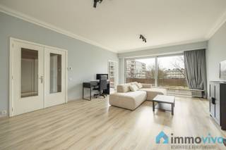 Ruim en lichtrijk appartement met groot terras en uniek uitzicht Dit kwaliteitsvolle en ruime appartement met één slaapkamer is gelegen in de...