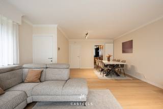 Deze volledig instapklare half open bebouwing en piekfijn onderhouden woning combineert ruimte, licht en comfort met een energiezuinige...