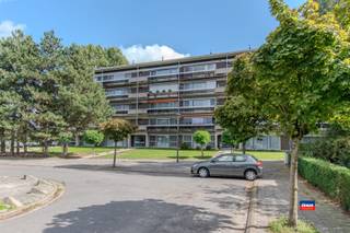 <p>APPARTEMENT MODERNE ET SPACIEUX À HOBOKEN | SITUÉ AU PREMIER ÉTAGE D'UN IMMEUBLE AVEC ASCENSEUR | EPC B | Agencement comme suit : hall d'entrée - salon et salle à manger avec cuisine semi-ouverte - terrasse - salle de bains avec douche et WC - buanderie - chambre spacieuse - 2 pièces supplémentaires pouvant servir de bureau et de dressing. Les charges s'élèvent à 95 euros par mois (ce montant comprend une avance de 20 € pour l'eau, ainsi que le compteur d'électricité, l'ascenseur et l'entretien). L'appartement bénéficie d'un emplacement très pratique à proximité du centre de Hoboken. Il est disponible immédiatement. Le logement est destiné à servir de résidence principale ; l'exercice d'une activité commerciale n'y est donc pas autorisé. Une caution équivalente à 3 mois de loyer est exigée. Si vous êtes intéressé(e), veuillez remplir la fiche d'information qui vous a été envoyée. Si vous ne renvoyez pas la fiche dûment remplie, vous ne serez PAS contacté(e).</p>