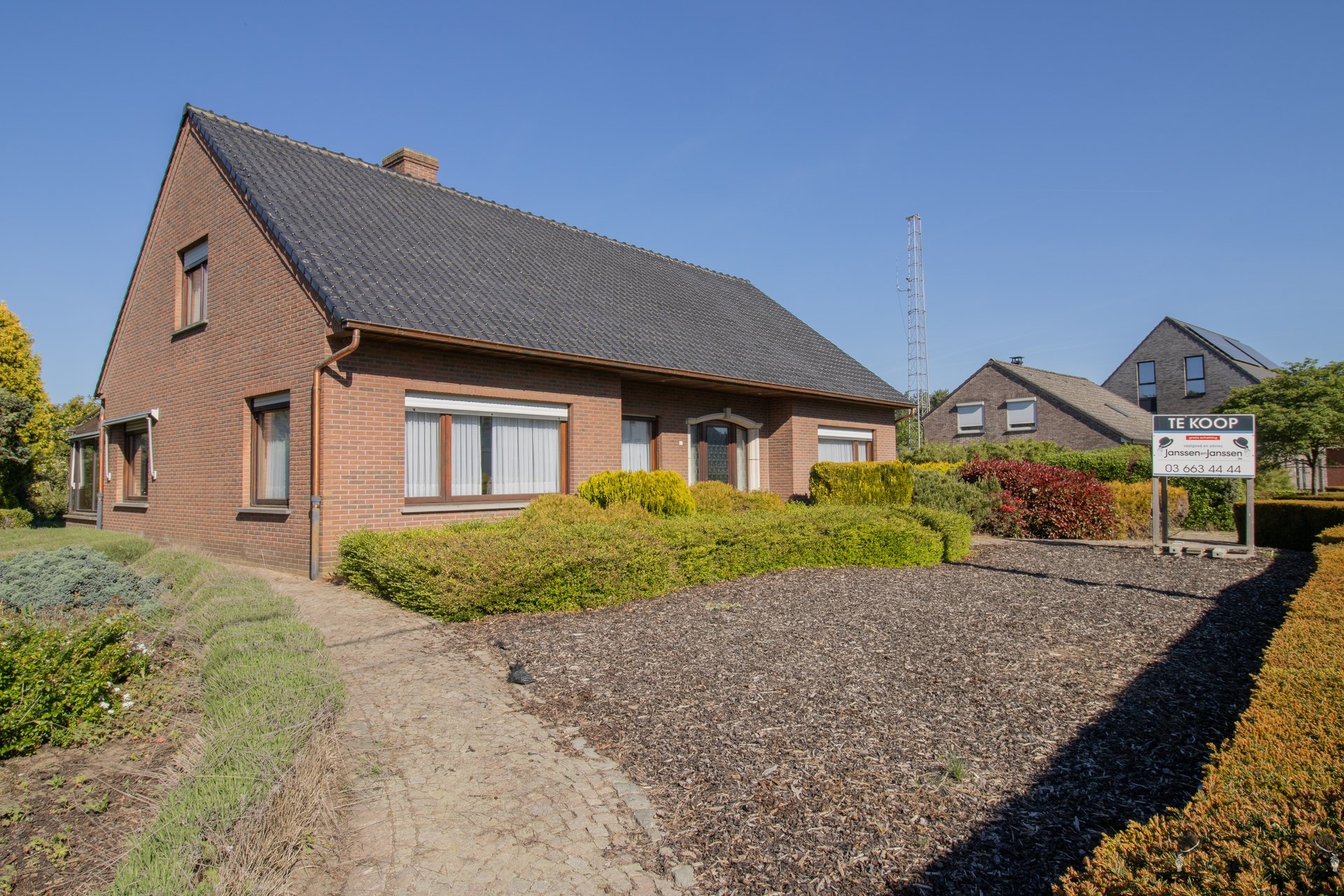 Ruime op te frissen woning met 4 slaapkamers en ruime garage op 1.276 m² - foto 4