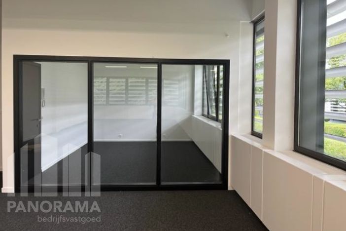 255 m² office space near the E40, R22 and A210 - photo 4