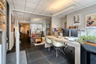 Deze verhuurde handelsruimte / commerciële ruimte van 126 m² is centraal gelegen in Geel, op korte afstand van het stadscentrum en met een vlotte verbinding naar de omliggende gemeenten.<br /><br />Het handelspand is momenteel ingericht als elektrozaak, maar kan mits beperkte aanpassingen perfect worden gebruikt voor uiteenlopende doeleinden zoals een vrij beroep, kantoorruimte, kledingwinkel, kapsalon en meer.<br /><br />Achteraan bevindt zich een kitchenette en/of opslagruimte, evenals twee toiletten. Daarnaast is er een kelder van circa 20 m² die ideaal dienstdoet als extra stockage. Het pand is bovendien achteraan toegankelijk, wat het laden en lossen van goederen aanzienlijk vergemakkelijkt.<br /><br />Het pand is momenteel verhuurd aan een zeer solvabele huurder, met een totale jaarlijkse huur (exclusief gemeenschappelijke kosten) van €15.614,88. Dit maakt het eveneens interessant als investering. <br /><br />Als extra troef is er gratis parking voor de deur en kan er gratis geparkeerd worden op het kerkplein om de hoek.<br /><br />Bijzonderheden:<br />- Zeer goed onderhouden<br />- Stijlvol afgewerkt<br />- Voorzien van een alarmsysteem