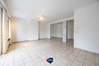 Ontdek dit op te frissen appartement op de eerste verdieping met 1 slaapkamer, ideaal gelegen op wandelafstand van het centrum, de zee, winkels en het openbaar vervoer. Het lichtrijke appartement beschikt over een aangename woonruimte met open zicht en toegang tot een klein terras. Verder is er een gesloten keuken, een badkamer met ligbad en een praktische kelderruimte. Een uitstekende opportuniteit voor wie op zoek is naar een investering of een eigen stek aan de kust. Laat deze kans niet liggen en plan vandaag nog uw bezichtiging!