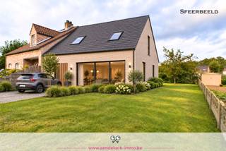 Met een oppervlakte van 410 m² biedt dit perceel in Neeroeteren alle ruimte om jouw ideale gezinswoning te bouwen, mét een gezellige tuin om van te genieten.<br /><br />Belangrijkste troeven:<br />📏 Perceelbreedte: ± 12,5 meter<br />📏 Perceeldiepte: ± 32 meter<br />🏡 Bestemming: eengezinswoning<br />🏗️ Bouwvorm: geschakelde bebouwing in één bouwblok<br />🎨 Gevelhoogte &amp; materialen: af te stemmen op de woning op perceel 280C (Dennenstraat nr. 57)<br /><br />Waarom kiezen voor deze locatie?<br />✅ Gelegen in een rustige woonomgeving<br />✅ Dicht bij het prachtige natuurgebied Tösch-Langeren — ideaal voor wandelaars en natuurliefhebbers<br />✅ Perfecte combinatie van wonen in het groen én vlot bereikbaar<br /><br />Zie jij jezelf hier al wonen?<br />Neem vrijblijvend contact met ons op voor meer informatie of om een afspraak te maken.