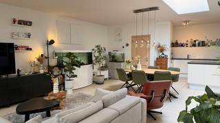 Vous recherchez une maison familiale lumineuse, économe en énergie et bien entretenue dans un endroit calme à Kontich ?<br /><br />Cette maison prête à emménager située à Keizershoek 178B offre 169 m² de surface habitable sur un terrain de 360 m² et allie espace et confort avec un aménagement pratique et un jardin profond et facile d'entretien.<br /><br />Par le hall d'entrée spacieux avec placard intégré et toilettes invités, vous pouvez accéder au garage et au salon lumineux avec cheminée à gaz confortable et cuisine ouverte entièrement équipée. La grande lucarne et la fenêtre coulissante laissent entrer beaucoup de lumière naturelle et offrent une belle vue sur le jardin. La cuisine est équipée d'une plaque à induction, d'un four à vapeur, d'un four micro-ondes et d'un lave-vaisselle.<br /><br />La fenêtre coulissante donne accès à la spacieuse terrasse couverte avec pergola (2025). Le jardin dispose d'un puits et d'un abri de jardin pratique.<br /><br />Au premier étage, il y a deux chambres spacieuses et une salle de bain complète avec un deuxième WC. Le deuxième étage est un étage principal à part entière avec climatisation/chauffage, dressing sur mesure (2020), loft de rangement et vue imprenable sur les champs situés derrière.<br /><br />Avantages supplémentaires : garage avec allée, panneaux solaires (5 040 Wc), batterie domestique (10 kWh), EPC B (125 kWh/m² par an), vitrage HR, électricité conforme et protection contre l'amiante.<br /><br />Situation calme et familiale, à distance de marche du centre et à proximité des commerces, des écoles et des transports en commun.<br /><br />Vous pouvez consulter les conditions générales de Dewaele DIY sur dewaele.com.<br /><br />Registre des mesures: non