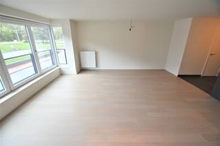 <span><span>Un bel appartement avec 2/3 chambres à coucher et une terrasse plein sud, bien situé près de la digue de mer et le centre de Heist. Cet appartement entièrement neuf comprend un hall d'entrée avec W.C., séjour avec cuisine ouverte avec tous les instruments, débarras, 2 chambres à coucher spacieuses ouvrant sur la terrasse ensoleillée, 3ème chambre à coucher ou bureau, salle de bains avec douche à l'italienne et baignoire. Cave privative dans l'immeuble. Libre à partir de 01 septembre ou 01 octobre2026. + 75 €/mois de frais de syndic.</span></span>