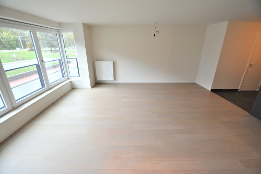 Un bel appartement au rez-de-chaussée avec un petit jardin ensoleillé et une terrasse bien situé près de la digue et du centre de Heist. - photo 3