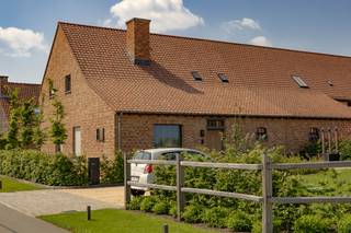 <p>Prachtige halfopen woning met 3 slaapkamers te huur in Peer:</p><ul><li><strong>Indeling gelijkvloers</strong>: inkomhal, woonkamer, eetkamer, keuken, toilet, kelder, berging en garage</li><li><strong>Indeling eerste verdiep</strong>: nachthal, bureel, badkamer en 3 slaapkamers</li><li>Topligging nabij fiets- en wandelroutes</li><li>Zeer energiezuinig EPC: A</li><li>Vloerverwarming</li><li>Ventilatiesysteem</li><li>Zonnepanelen</li><li>Luxe afwerking</li><li>Mogelijkheid om een laadpaal te installeren in de garage</li><li>Beschikbaar vanaf 15/07/2026</li><li>75€/maand: onderhoudskosten voor de tuin</li></ul>