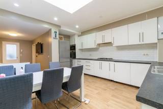 <p>Welkom in deze ruime en goed onderhouden gezinswoning, gelegen op de grens met <span>Borgerhout</span>. De woning bevindt zich in een aangename buurt met scholen, winkels, openbaar vervoer en dagelijkse voorzieningen in de nabije omgeving.<br /> </p><h3><strong>Ruime woning in goede staat met tal van mogelijkheden</strong></h3><p>Deze eigendom beschikt over een ruime en praktische indeling met maar liefst drie slaapkamers, twee leefruimtes, twee keukens en twee badkamers. Hierdoor is de woning uitermate geschikt voor grote gezinnen, samengestelde gezinnen of wie wonen en werken wil combineren.</p><p>De woning verkeert in goede staat en geniet van aangename volumes, veel lichtinval en een comfortabele indeling.<br /> </p><h3><strong>Buitenruimte en garage</strong></h3><p>Achteraan bevindt zich een gezellige koer, ideaal om in alle rust van de buitenlucht te genieten. Daarnaast beschikt de woning over een ruime garage, een absolute meerwaarde in de buurt!<br /> </p><h3><strong>Extra troeven</strong></h3><p>✔ EPC C<br />✔ Goed onderhouden woning<br />✔ 3 volwaardige slaapkamers<br />✔ 2 badkamers<br />✔ 2 keukens en 2 leefruimtes<br />✔ Garage<br />✔ Gezellige koer<br />✔ Nabij scholen, winkels en openbaar vervoer<br />✔ Veel ruimte en mogelijkheden</p><p> </p><p>Wenst u meer informatie of had u graag een bezichtiging gewenst?<br />Info@markasa.be of 03/827.72.92</p>