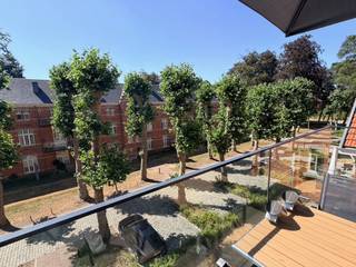 Te midden van het prestigieuze Groot Park, omringd door majestueuze eeuwenoude bomen en een uitzonderlijk groen landschap, bevindt zich dit exclusieve duplex-appartement. Op slechts enkele minuten van Leuven geniet u hier van een unieke woonomgeving waar rust, privacy, erfgoed en hedendaagse luxe harmonieus samenkomen.<br /><br />De voormalige historische site werd door de gerenommeerde projectontwikkelaar Virix met respect voor haar authentieke karakter herontwikkeld tot een exclusieve parkresidentie. Hoogwaardige architectuur, duurzaamheid en een uitzonderlijke woonkwaliteit vormen er de rode draad.<br /><br />Dit luxueus afgewerkte duplex-appartement, met een bewoonbare oppervlakte van 129 m², is gelegen op de bovenste verdieping van het karaktervolle paviljoen Salve Mater. Dankzij de hoogwaardige materialen, de kwalitatieve afwerking en de reeds uitgevoerde schilderwerken is de woning volledig instapklaar.<br />Een bijzonder troef is de absolute privacy: als enige bewoner op de verdieping geniet u van een rustige en exclusieve woonbeleving.<br /><br />Via de inkomhal met gastentoilet en praktische berging bereikt u de lichtrijke leefruimte, waar grote raampartijen zorgen voor een overvloed aan natuurlijk licht. De volledig uitgeruste kwaliteitskeuken sluit naadloos aan op de leefruimte en vormt samen het hart van de woning. Op deze verdieping bevinden zich eveneens een ruime master bedroom met en-suite badkamer en een tweede volwaardige slaapkamer.<br />De bovenverdieping beschikt over een ruime overloop, ideaal als bureauruimte of leeshoek, en een derde volwaardige slaapkamer.<br />Het aangename terras biedt een prachtig uitzicht op het omliggende park en vormt de perfecte plek om in alle rust te genieten van de ochtendzon en het groene decor.<br />Naast het uitzonderlijke wooncomfort genieten de bewoners van exclusieve gemeenschappelijke faciliteiten. De residentie beschikt over een luxueus wellnesscentrum met een verwarmd binnenzwembad van 16 meter, een sauna en een volledig uitgeruste fitnessruimte, uitsluitend toegankelijk voor de bewoners. Bovendien bereikt u vanuit het gebouw rechtstreeks de ondergrondse parkeergarage en de wellness, wat het dagelijkse comfort aanzienlijk verhoogt.<br /><br />Dit appartement combineert het authentieke karakter van een historisch pand met het hedendaagse comfort en de energiezuinigheid van een nieuwbouwresidentie. Er bestaat de mogelijkheid om tevens een private kelderberging en één of twee ondergrondse autostaanplaatsen aan te kopen.<br /><br />Een uitzonderlijke residentie voor wie geen compromis wenst te sluiten tussen luxe, privacy, architectuur en natuur. Een zeldzame kans om eigenaar te worden van een exclusieve woonplek waar elk detail bijdraagt aan een leven in alle sereniteit, op een van de meest prestigieuze locaties in de onmiddellijke omgeving van Leuven.