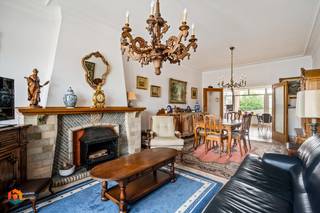 Op een uitstekende locatie nabij het centrum van Mechelen bevindt zich dit ruim 2 slaapkamer appartement met terras en garagebox. Het bruisende centrum van Mechelen met zijn cultuuraanbod, stadsbioscoop, horeca en scholen liggen op wandelafstand. Tevens geniet u van een uitstekende bereikbaarheid vlakbij belangrijke invalswegen zoals de R6 en E19, wat de ligging extra aantrekkelijk maakt. <br /><br />Het appartement bevindt zich op de eerste verdieping van een kleinschalig gebouw (2 eenheden). De lichtrijke leefruimte kunt u inrichten met een gezellige zithoek en aparte eetplaats. Aansluitend bevindt zich de ruime keuken, voorzien van de voornaamste toestellen. Hieruit bereikt u het net vernieuwde terras waar u steeds in alle rust en privacy kan genieten van het mooie weer. Verder beschikt het appartement over 2 ruime slaapkamers waarvan 1 met ingemaakte kasten, de badkamer met ligbad en lavabomeubel en een apart toilet. Ten slotte is er een kelderberging aanwezig. De garagebox dient bij aangekocht te worden aan €25.000. <br /><br />Er zijn geen gemeenschappelijke kosten.<br /><br />Dit is een uitstekende opportuniteit als u op zoek bent naar een ruim 2 slaapkamer appartement met terras en garagebox op een rustige ligging in Mechelen. Contacteer ons vrijblijvend via 0480 66 14 77 of bezoek www.boonstravastgoed.be voor meer informatie.<br /><br />Bijzonderheden:<br />- Garagebox<br />- 2 Slaapkamers<br />- Uitstekende ligging