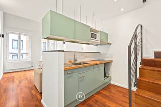 In het hart van Brussel, op een gegeerde locatie nabij de Grote Markt, bevindt zich deze charmante, volledig gemeubelde duplex van ongeveer 75 m². De woning combineert een praktische indeling met een gezellige uitstraling en vormt een ideale woonplek voor wie graag midden in het bruisende stadsleven verblijft.<br /><br />De duplex is verdeeld over twee niveaus en beschikt over een aangename leefruimte met voldoende plaats voor een zit- en eetgedeelte. De volledig ingerichte keuken sluit hier mooi bij aan en zorgt voor een praktische en gezellige leefomgeving.<br /><br />Het appartement is volledig gemeubeld en is bijgevolg meteen instapklaar. Dankzij de centrale ligging bevinden de Grote Markt, winkels, restaurants, cafés en tal van culturele bezienswaardigheden zich op wandelafstand. Ook het openbaar vervoer is vlot bereikbaar, waardoor u zich gemakkelijk door Brussel en omgeving kunt verplaatsen.<br /><br />Gemeenschappelijke lasten: €65/maand<br />Provisie water en verwarming: €150/maand