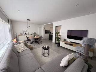 Volledig gerenoveerde halfopen bebouwing met 180m2 bewoonbare oppervlakte op een ruim perceel van 555m2, beschikbaar vanaf september 2027.<br /><br />In een rustige en kindvriendelijke wijk bevindt zich deze instapklare halfopen bebouwing. De woning combineert het karakter van het bouwjaar (1964) met het comfort van vandaag dankzij een volledige renovatie in 2019.<br /><br />Bij het betreden van de woning komt u binnen via de ruime, lichtrijke inkomhal.<br />De blinkvanger van het gelijkvloers is de grote, uitgeruste open leefkeuken - de ideale plek voor wie houdt van koken en gezellig tafelen. Aansluitend bevindt zich de veranda die overgaat in de tuin met zuidwest-oriëntatie, waar u tot in de late uurtjes van de zon kunt genieten.<br /><br />De eerste verdieping is voorzien van een parketvloer en bevat 3 comfortabele slaapkamers, alsook een eigentijdse badkamer met bad, 2 lavabo's en een regendouche. Via een vaste trap heeft u toegang tot de zolder. Deze ruimte is momenteel nog af te werken, maar biedt de perfecte mogelijkheid om een volwaardige 4e slaapkamer, hobbykamer of bureau te creëren. <br /><br />De woning beschikt daarnaast over een praktische berging met aansluiting voor wasmachine en een droge kelder dat extra opbergruimte biedt.<br />Buiten vindt u een vrijstaande garage en een ruime oprit, die plaats biedt aan 2 wagens.<br /><br />Verder is de woning gunstig gelegen in een rustige woonwijk, op wandelafstand van een lokaal schooltje.<br />Winkels en voorzieningen zijn tevens vlakbij.<br />Daarnaast geniet u van een uitstekende mobiliteit met de nabije op- en afrit van de snelweg.<br /><br />Wenst u meer informatie of wilt u de woning zelf komen ontdekken? Neem gerust contact met ons op via geelvinckstraat106@hotmail.com.<br />
